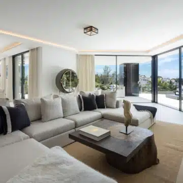 Contemporary 5-bedroom luxury villa offering panoramic view in the prestigious El Herrojo, Benahavis Picture 10