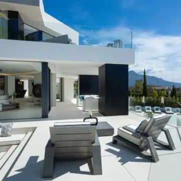 Contemporary 5-bedroom luxury villa offering panoramic view in the prestigious El Herrojo, Benahavis Picture 11