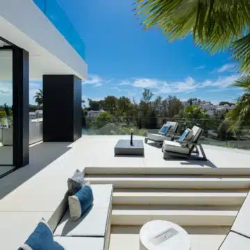 Contemporary 5-bedroom luxury villa offering panoramic view in the prestigious El Herrojo, Benahavis Picture 12