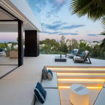 Contemporary 5-bedroom luxury villa offering panoramic view in the prestigious El Herrojo, Benahavis Picture 13