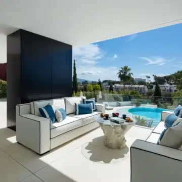 Contemporary 5-bedroom luxury villa offering panoramic view in the prestigious El Herrojo, Benahavis Picture 4