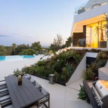 Contemporary 5-bedroom luxury villa offering panoramic view in the prestigious El Herrojo, Benahavis Picture 16
