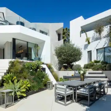 Contemporary 5-bedroom luxury villa offering panoramic view in the prestigious El Herrojo, Benahavis Picture 17