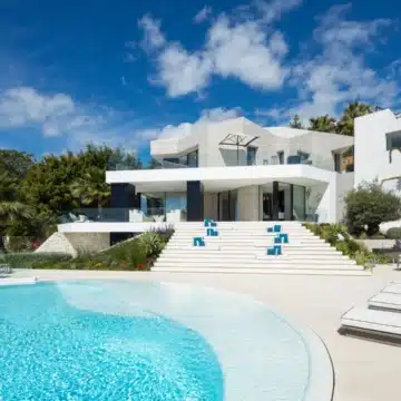 Contemporary 5-bedroom luxury villa offering panoramic view in the prestigious El Herrojo, Benahavis Picture 19