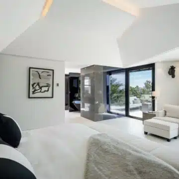Contemporary 5-bedroom luxury villa offering panoramic view in the prestigious El Herrojo, Benahavis Picture 21