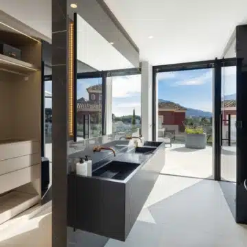Contemporary 5-bedroom luxury villa offering panoramic view in the prestigious El Herrojo, Benahavis Picture 22