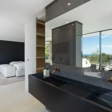 Contemporary 5-bedroom luxury villa offering panoramic view in the prestigious El Herrojo, Benahavis Picture 23