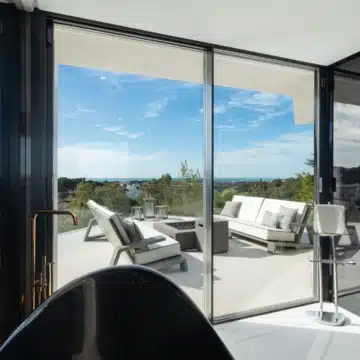Contemporary 5-bedroom luxury villa offering panoramic view in the prestigious El Herrojo, Benahavis Picture 25