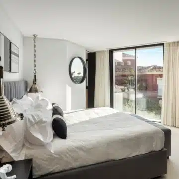 Contemporary 5-bedroom luxury villa offering panoramic view in the prestigious El Herrojo, Benahavis Picture 5