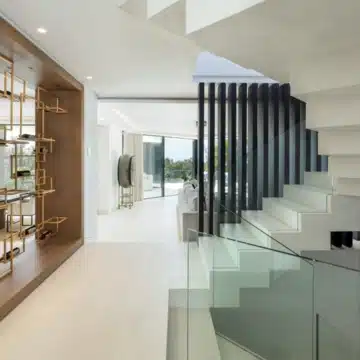 Contemporary 5-bedroom luxury villa offering panoramic view in the prestigious El Herrojo, Benahavis Picture 3