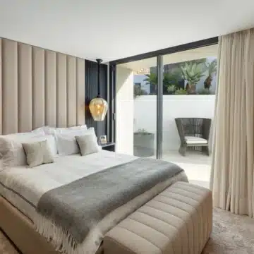 Contemporary 5-bedroom luxury villa offering panoramic view in the prestigious El Herrojo, Benahavis Picture 32