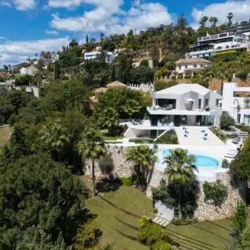 Contemporary 5-bedroom luxury villa offering panoramic view in the prestigious El Herrojo, Benahavis Picture 40