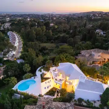 Contemporary 5-bedroom luxury villa offering panoramic view in the prestigious El Herrojo, Benahavis Picture 46