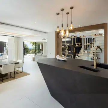Contemporary 5-bedroom luxury villa offering panoramic view in the prestigious El Herrojo, Benahavis Picture 2