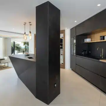 Contemporary 5-bedroom luxury villa offering panoramic view in the prestigious El Herrojo, Benahavis Picture 7