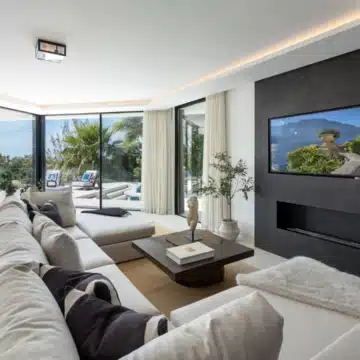 Contemporary 5-bedroom luxury villa offering panoramic view in the prestigious El Herrojo, Benahavis Picture 9