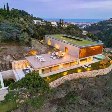 Majestic villa with cutting edge design offering sweeping panoramic sea views in El Madroñal, Benahavís Picture 3