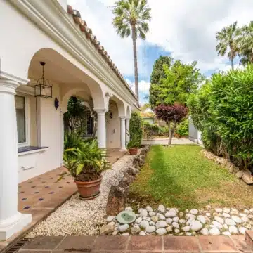 Classic Andalucian villa in the exclusive and gated community of Paraiso Baronal, Estepona East Picture 1