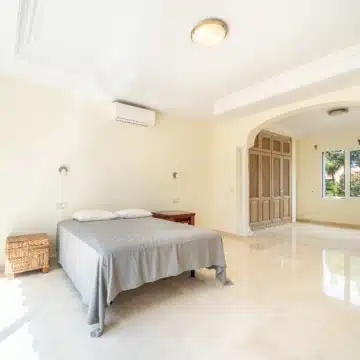 Classic Andalucian villa in the exclusive and gated community of Paraiso Baronal, Estepona East Picture 19