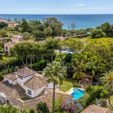 Classic Andalucian villa in the exclusive and gated community of Paraiso Baronal, Estepona East Picture 24
