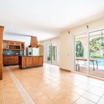 Classic Andalucian villa in the exclusive and gated community of Paraiso Baronal, Estepona East Picture 31