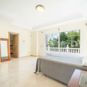 Classic Andalucian villa in the exclusive and gated community of Paraiso Baronal, Estepona East Picture 35