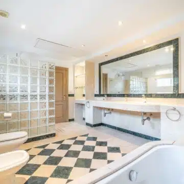 Classic Andalucian villa in the exclusive and gated community of Paraiso Baronal, Estepona East Picture 0