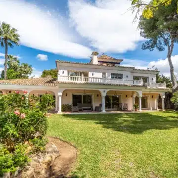 Classic Andalucian villa in the exclusive and gated community of Paraiso Baronal, Estepona East Picture 26