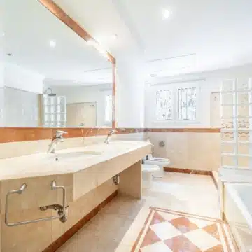 Classic Andalucian villa in the exclusive and gated community of Paraiso Baronal, Estepona East Picture 8
