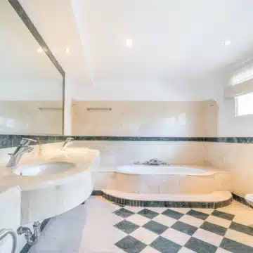 Classic Andalucian villa in the exclusive and gated community of Paraiso Baronal, Estepona East Picture 9