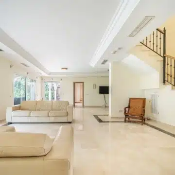 Classic Andalucian villa in the exclusive and gated community of Paraiso Baronal, Estepona East Picture 10