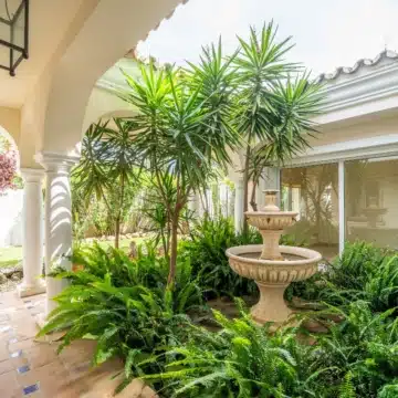 Classic Andalucian villa in the exclusive and gated community of Paraiso Baronal, Estepona East Picture 5