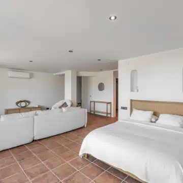 Beautiful 3-bedrooms villa surrounded by natural views in Forest Hills, Estepona Picture 11