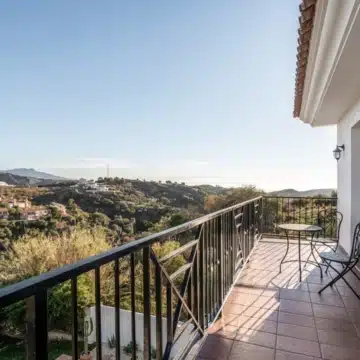 Beautiful 3-bedrooms villa surrounded by natural views in Forest Hills, Estepona Picture 6
