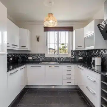 Beautiful 3-bedrooms villa surrounded by natural views in Forest Hills, Estepona Picture 4