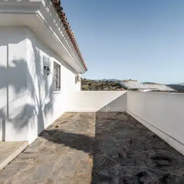 Beautiful 3-bedrooms villa surrounded by natural views in Forest Hills, Estepona Picture 29