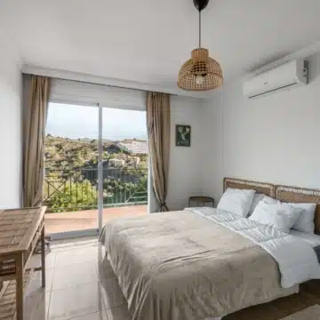 Beautiful 3-bedrooms villa surrounded by natural views in Forest Hills, Estepona Picture 3