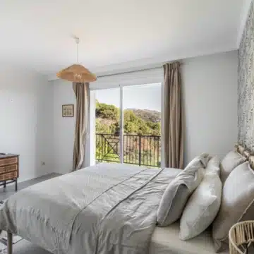 Beautiful 3-bedrooms villa surrounded by natural views in Forest Hills, Estepona Picture 9