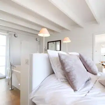 Charming villa with sweeping mountain views in the serene residential enclave of La Alqueria, Benahavís Picture 1