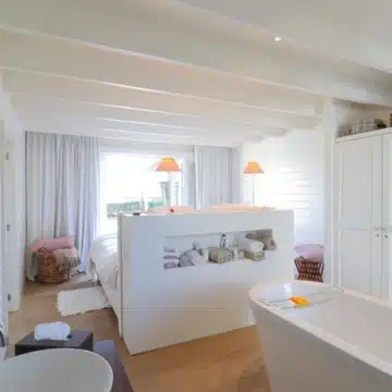 Charming villa with sweeping mountain views in the serene residential enclave of La Alqueria, Benahavís Picture 17