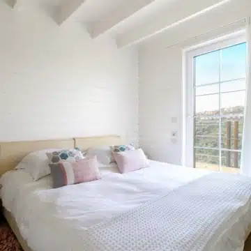 Charming villa with sweeping mountain views in the serene residential enclave of La Alqueria, Benahavís Picture 7