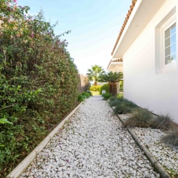 Charming villa with sweeping mountain views in the serene residential enclave of La Alqueria, Benahavís Picture 29