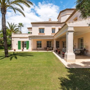 Beachfront villa in the exclusive and tranquil residential area of Los Monteros, Marbella East Picture 20