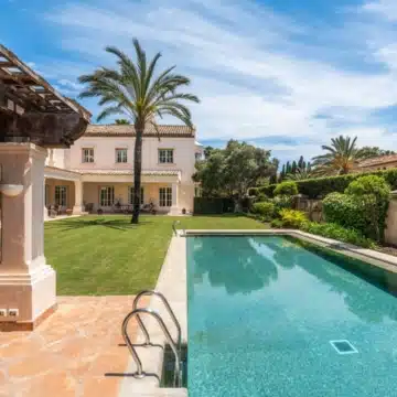 Beachfront villa in the exclusive and tranquil residential area of Los Monteros, Marbella East Picture 6