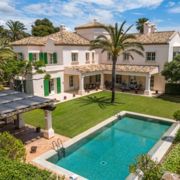Beachfront villa in the exclusive and tranquil residential area of Los Monteros, Marbella East Picture 7
