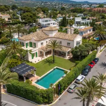 Beachfront villa in the exclusive and tranquil residential area of Los Monteros, Marbella East Picture 5