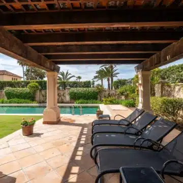 Beachfront villa in the exclusive and tranquil residential area of Los Monteros, Marbella East Picture 1