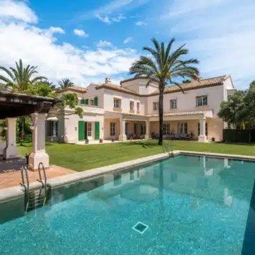 Beachfront villa in the exclusive and tranquil residential area of Los Monteros, Marbella East Picture 21