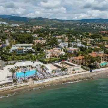 Beachfront villa in the exclusive and tranquil residential area of Los Monteros, Marbella East Picture 2