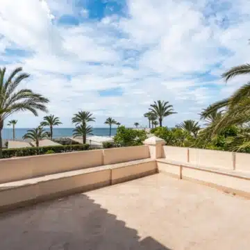 Beachfront villa in the exclusive and tranquil residential area of Los Monteros, Marbella East Picture 17